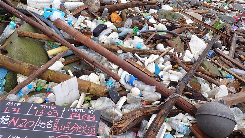 海岸線污染嚴重　環團：塑膠瓶為大宗