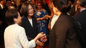 蔡總統與友邦駐聯合國常任代表會面（1）總統蔡英文（前左2）11日（美東時間）過境紐約首站抵達駐紐約辦事處，蔡總統在紐辦與友邦駐聯合國常任代表會面，並向代表們逐一握手致意。中央社記者張新偉紐約攝  108年7月12日