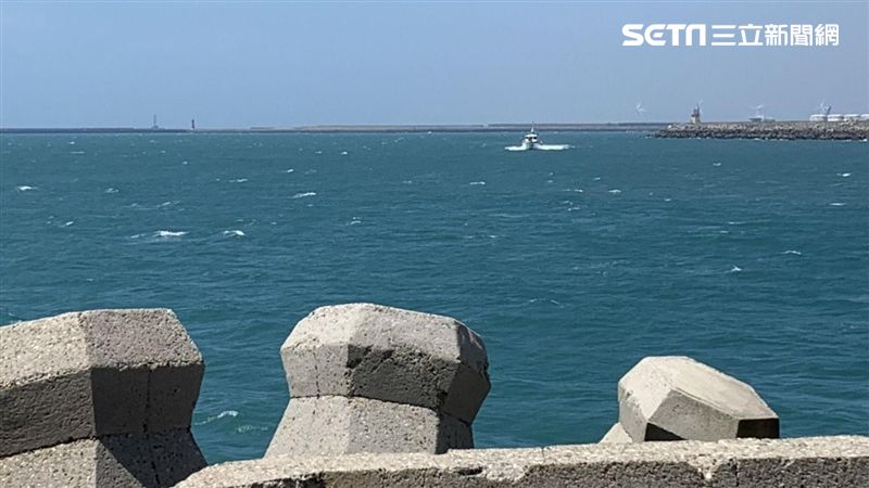 陪兒到台中港釣魚　男失足落海失蹤