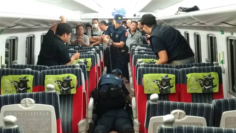 鐵路警模擬演練！電擊槍直接電暈歹徒