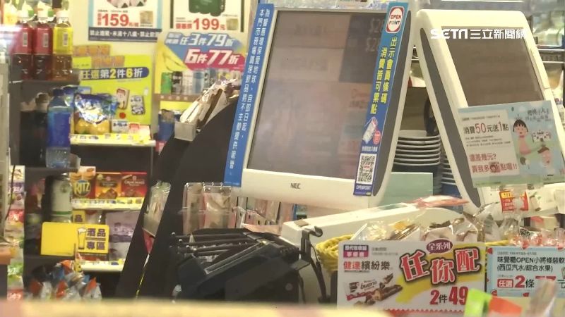 「中年怪男」大力搥背　超商女客嚇壞