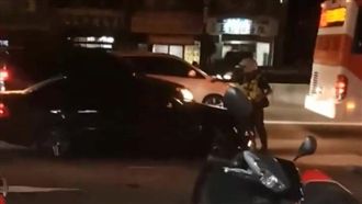 轎車拒檢亡命竄逃　網嘆：警察難為