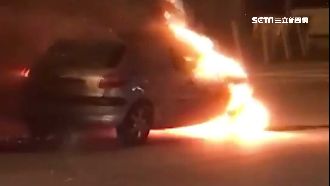 轎車撞前車成「火球」！駕駛倉皇逃生