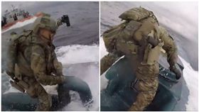 這是在拍電影嗎？美國海岸警衛隊（U.S. Coast Guard）11日時上傳一段警察海上緝凶的影片，讓不少民眾看完後都驚呆了，因為影片中可以看到員警不顧自身安危，直接跳上一艘自走式半潛艇、在海面上載浮載沉，究竟是為了什麼讓他們那麼拼命，原來這艘潛艇載了接近2萬磅的古柯鹼，市價高達2.32億美金，（圖／翻攝自USCG）