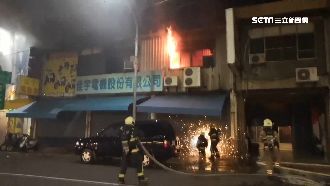 火燒電動機車行！老闆急趕到場摔濺血