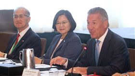 蔡總統紐約出席台美企業高峰會總統蔡英文（中）展開出訪行程，去程過境美國紐約，12日上午（當地時間）出席台美企業高峰會，會議由美台商業協會（USTBC）主席史賓林特（Michael Splinter）（右）主持。左為國安會秘書長李大維。中央社記者張新偉攝　108年7月13日