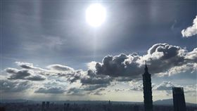 台北高溫悶熱中央氣象局1日表示，南部及花東不定時會有局部短暫陣雨，其他地區仍以多雲到晴為主，沒下雨時持續悶熱，午後各地仍有機會出現短暫雷陣雨。各地高溫約攝氏32至35度，民眾外出請多補充水分並注意防曬。中央社記者吳翊寧攝  108年7月1日