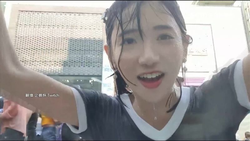 企鵝妹水槍節遭濕身！與友飆唱超Q萌