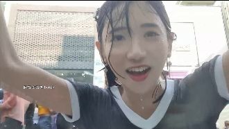 企鵝妹水槍節遭濕身！與友飆唱超Q萌