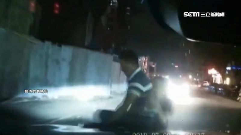 女三寶油門當煞車狂踩　逆向連撞5車