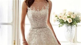 未婚夫跟婚企跑了！新娘傷心賣無緣白紗　網友喊：買下會受詛咒吧！（圖／翻攝自臉書）