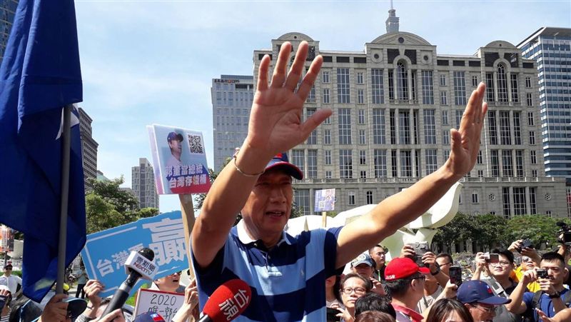 郭董「救台商」！支持者陳情「下跪」