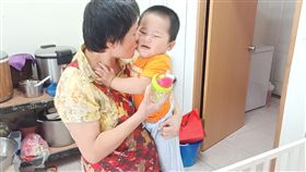 嬤苦撐小吃店日賺百元　養活左眼全盲、發展遲緩幼孫（臉書光線提供）