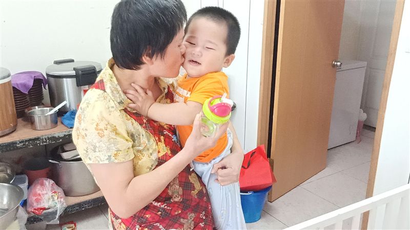 嬤苦養視障、遲緩幼孫　各界愛心湧入