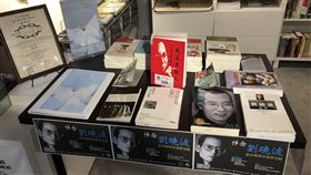 香港支聯會在六四紀念館舉辦諾貝爾和平獎得主劉曉波逝世兩週年專題展，圖為展出的書籍。