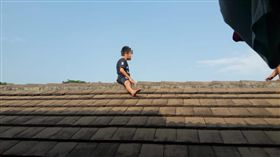 印尼5歲童超怕割禮…一路逃跑爬屋頂「待整整2小時」　父母望天傻眼（圖／臉書）