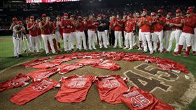 ▲紀念史蓋格斯（Tyler Skaggs）這一夜，天使2投手演出無安打比賽，賽後球員把球衣鋪滿投手丘。（圖／美聯社／達志影像）