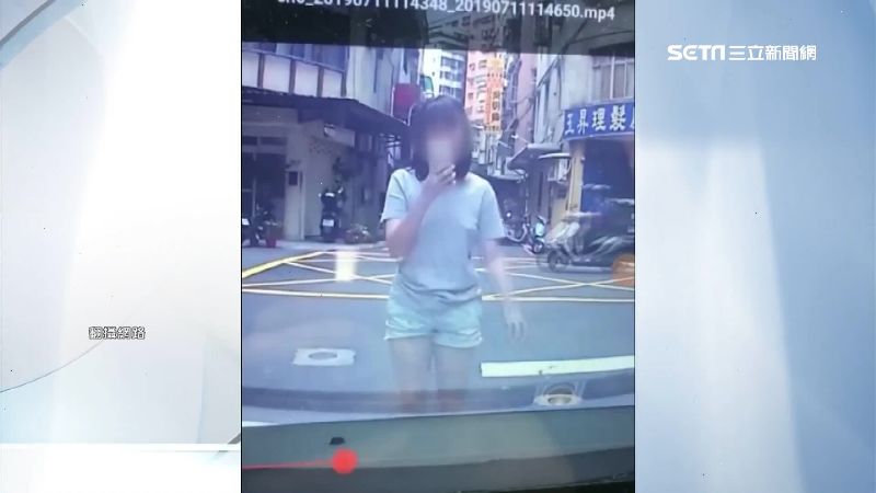 窄巷慢慢走轎車過不去　路人拍照反擊