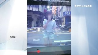 窄巷慢慢走轎車過不去　路人拍照反擊