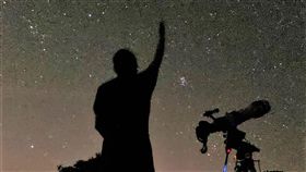 墾丁觀雙子座流星雨　天文協會提供望遠鏡雙子座流星雨預計14日晚上10時30分至15日清晨4時30分最多，屏東縣天文協會與小墾丁渡假村將合辦觀賞雙子座流星雨與46P彗星活動，天文協會也會提供巨砲望遠鏡讓民眾觀星。（小墾丁渡假村提供）中央社記者郭芷瑄傳真　107年12月10日