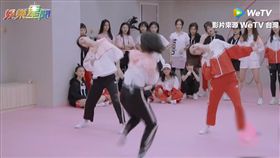 BY2展高超舞技。（圖／翻攝自WeTV）