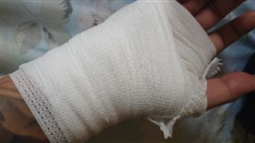 手腕卡卡！中醫把脈「冷爆1句」全場鄙視狂盯　他傻傻點頭...下秒後悔喊冤（圖／爆廢公社二館）