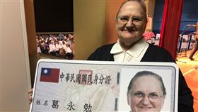 護理背景出身的修女葛永勉，56年前從比利時遠渡重洋到台灣，秉持對生命的熱愛救回無數早產兒，寫下醫界傳奇，13日取得身分證，成為正港台灣人。