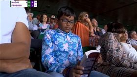 ▲費德勒、納達爾溫網大戰，小球迷竟在場內看書。（圖／翻攝自推特）