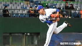 富邦悍將投手張耿豪。 圖／記者林敬旻攝