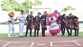 ▲培訓團體MAGMA幫統一獅開球。（圖／統一獅球團提供）