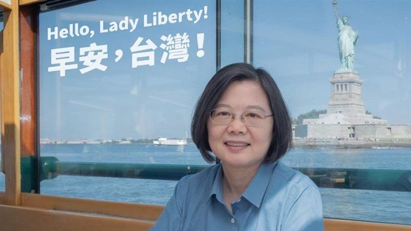 與自由女神同框　辣台妹有感而發