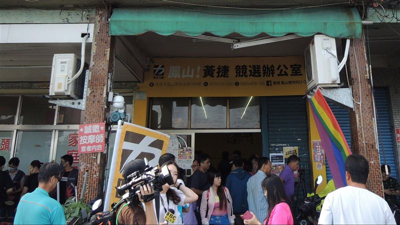 黃捷服務處出借煎餅店　大排長龍！