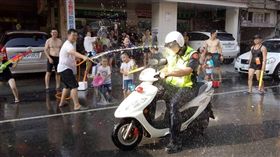13日下午，宜蘭市的街上居然出現大批居民拿著水槍、水管互相潑水，連路過的警察大人都不放過，現場宛如「台版潑水節」，這到底是什麼活動呢？原來這其實是宜蘭蘇澳正在舉辦的「蘇澳冷泉季」，政府特地封街辦活動，就是要讓民眾玩個過癮。（圖／翻攝自爆廢公社公開版）