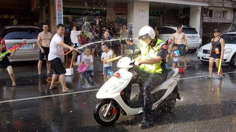 正大光明「洗警」！居民當街水柱噴頭