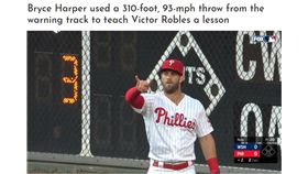 ▲哈波（Bryce Harper）右外野全壘打牆下『雷射肩』沒收三壘安打。（圖／翻攝自CUT4）