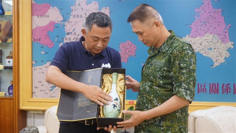 新任指揮官拜會　楊鎮浯贈荷瓶紀念酒