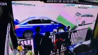 風吹招牌砸中車　建設公司恐賠18萬