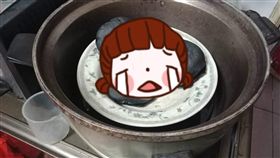 號稱台灣家家戶戶都有的大同電鍋，深受不少家庭主婦喜愛。一名女網友表示，人家都說大同電鍋好用，她也用了「36年」，不過最近蒸包子似乎天氣太熱，電鍋「火大」燒起來了，導致白色包子秒變「黑炭包」。其他網友看到後，紛紛笑虧：「直接幫妳升級成養生竹炭包！」（圖／翻攝自爆料公社網站）