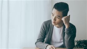 突如其來的雙重打擊讓蔡岳宸。（圖／杰思國際娛樂提供）