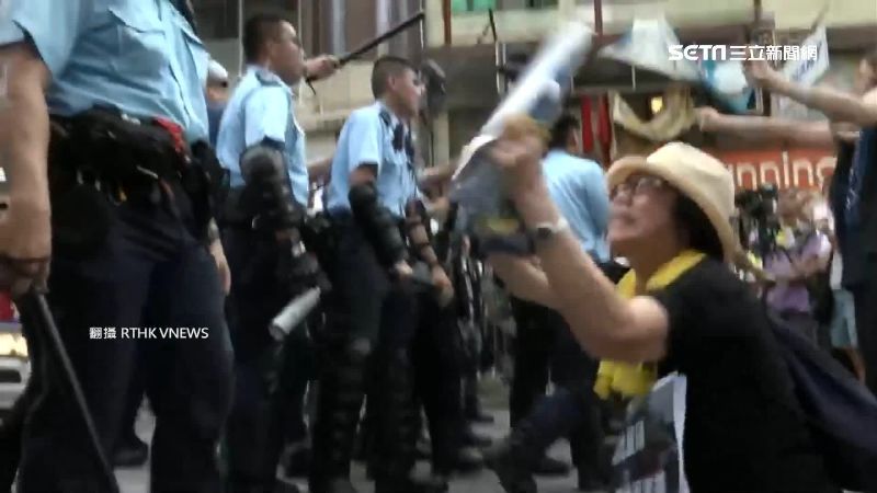 港警狂噴辣椒水　示威民眾被打險墜橋