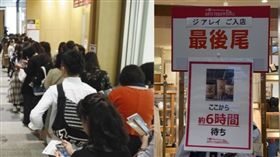 日本喝一杯珍奶有多難！網友曝無止盡排隊照：需等6小時（圖／翻攝自推特）