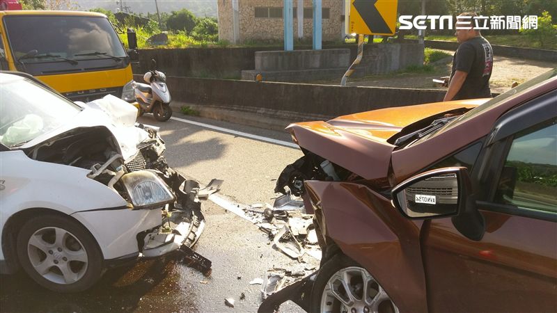 台東2車對撞車頭全毀　9人受傷送醫