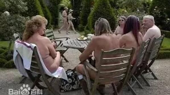 穿衣服違法！全球最開放小鎮在這兒！