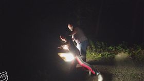 美國,男子偷車遭逮慘遭路人動用私刑打死（圖／翻攝自推特）