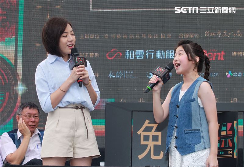 「學姊」黃瀞瑩與泰國音樂神童Gail演唱「曙光祭」宣傳曲，柯P在旁卻笑到不能自己。（記者邱榮吉/攝影）