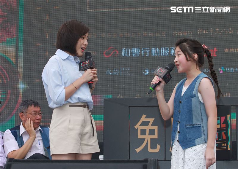 「學姊」黃瀞瑩與泰國音樂神童Gail演唱「曙光祭」宣傳曲，柯P在旁卻笑到不能自己。（記者邱榮吉/攝影）