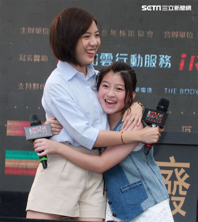 「學姊」黃瀞瑩與泰國音樂神童Gail演唱「曙光祭」宣傳曲，柯P在旁卻笑到不能自己。（記者邱榮吉/攝影）