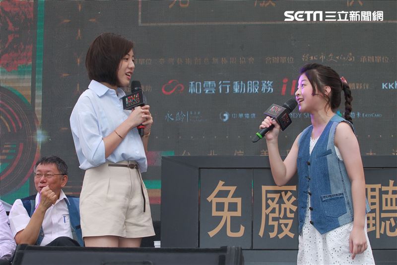 「學姊」黃瀞瑩與泰國音樂神童Gail演唱「曙光祭」宣傳曲，柯P在旁卻笑到不能自己。（記者邱榮吉/攝影）