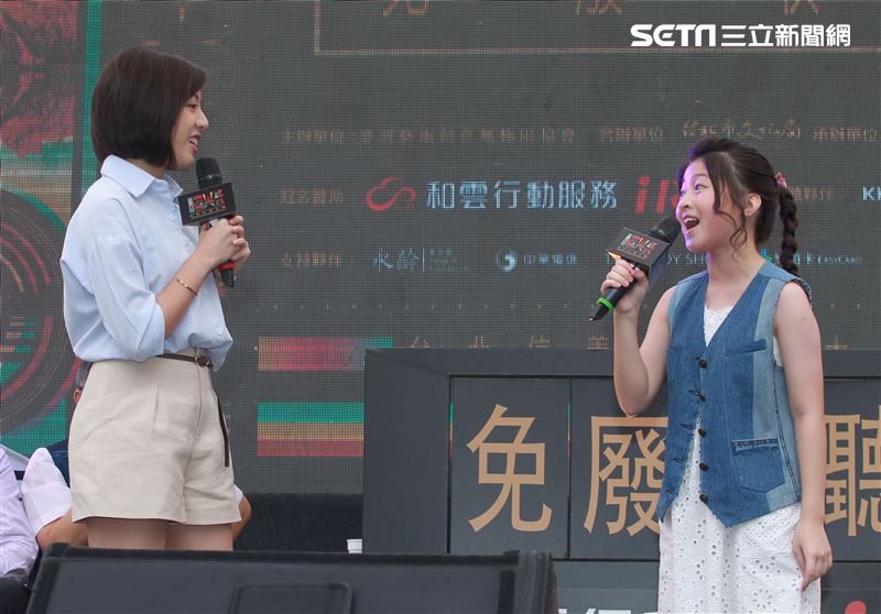 「學姊」黃瀞瑩與泰國音樂神童Gail演唱「曙光祭」宣傳曲，柯P在旁卻笑到不能自己。（記者邱榮吉/攝影）