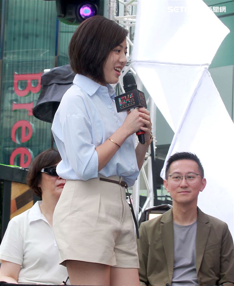 「學姊」黃瀞瑩與泰國音樂神童Gail演唱「曙光祭」宣傳曲，柯P在旁卻笑到不能自己。（記者邱榮吉/攝影）